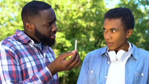 ¿Cómo le Dijiste a Tus Padres que Fumabas Marihuana? Habla la Comunidad de High Times ¿Cómo le Dijiste a Tus Padres que Fumabas Marihuana? Habla la Comunidad de High Times