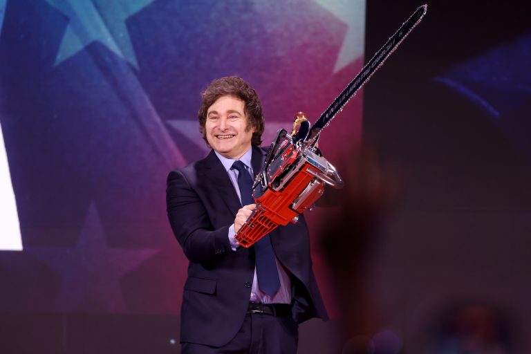 Presidente de Argentina se Convierte en Rockero en Medio de Escándalo Narco