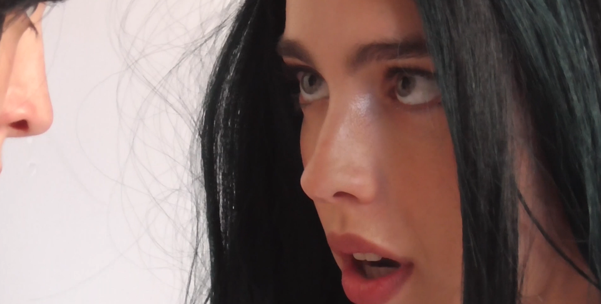Margaret Qualley Disfruta de la Sustancia (Porro) en Nuevo Video