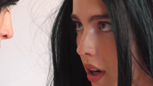 Margaret Qualley Disfruta de la Sustancia (Porro) en Nuevo Video