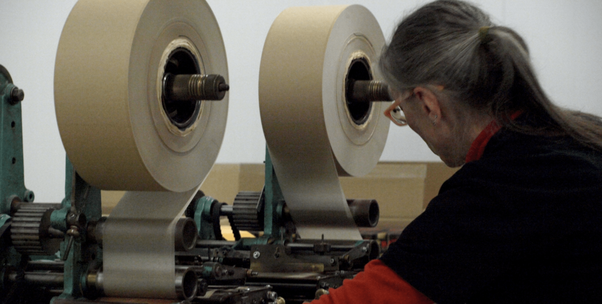 La Última Maestra Del Papel De Fumar: La Mujer Que Hizo Más De 1.000 Millones De Papeles A Mano