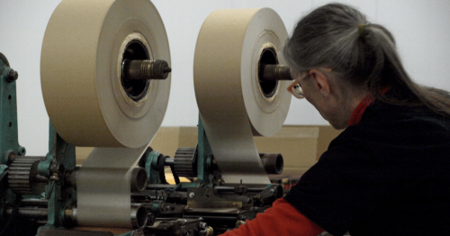 La Última Maestra Del Papel De Fumar: La Mujer Que Hizo Más De 1.000 Millones De Papeles A Mano