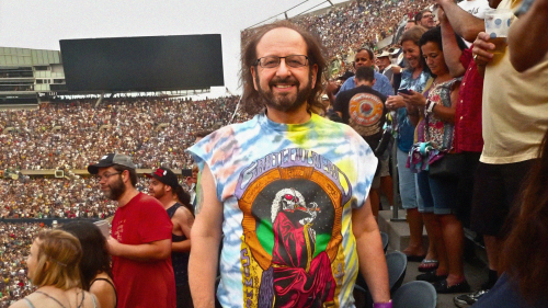 Tiene 72 Años, Fue a 24.000 Conciertos y la Marihuana Es su Combustible: Conoce a Concert Joe Tiene 72 Años, Fue a 24.000 Conciertos y la Marihuana Es su Combustible: Conoce a Concert Joe